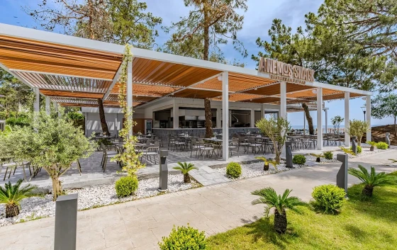 RESTAURANT & BAR